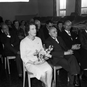 Aanbieding som geld aan Studentensanatorium. Mevrouw mr. J. E. Glastra van Loon , Bestanddeelnr 913-1348