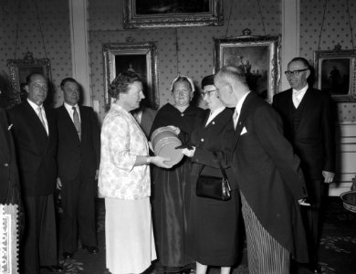 Aan koningin Juliana wordt door Scheveningse mensen het eerste vaatje haring aan, Bestanddeelnr 909-6126