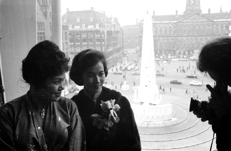 Aankomst Maleise filmsterren op Schiphol, Orchid Wong rechts en Saadiah, Bestanddeelnr 911-9695
