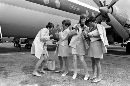 Aankomst mannequins (mini-happening) op Schiphol, aanbrengen van make-up op het , Bestanddeelnr 919-2292