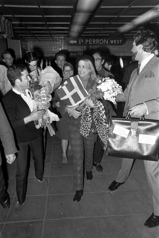 Aankomst Melina Mercouri op CS Amsterdam met baret en Griekse vlag op CS, Bestanddeelnr 921-3497