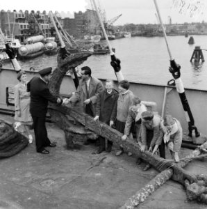 Aanbieden anker door kapitein van de Dirk Buk aan de lagere school te Rotterdam, Bestanddeelnr 912-4120