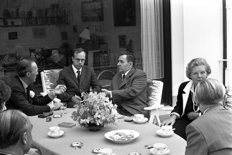 Aan tafel op het terras v.l.n.r. prins Bernhard, een onbekende heer, minister Gr, Bestanddeelnr 925-7242