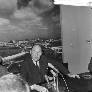 Aankomst minister Luns uit Parijs, hier tijdens persconferentie, minister Luns, Bestanddeelnr 917-9659