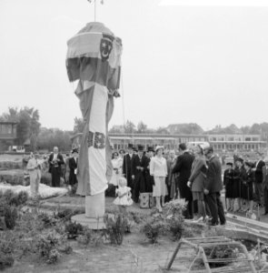 Aanbieden van klein model Euromast in Madurodam, door de Katholieke Studentenver, Bestanddeelnr 911-2846