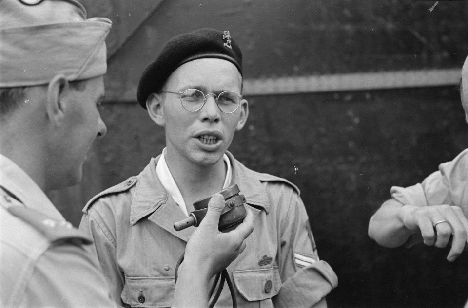 Aankomst M.S. Sloterdijk. Een luitenant interviewt een korporaal van een cavaler, Bestanddeelnr 207-2-2