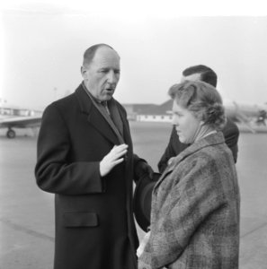 Aankomst minister Luns op Schiphol vanuit Londen, hier met echtgenoteuw, Bestanddeelnr 916-1064