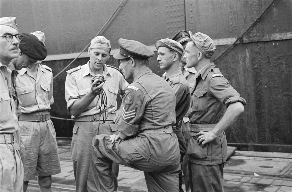 Aankomst M.S. Sloterdijk. Luitenant met microfoon. Voor hem staan een sergeant e, Bestanddeelnr 206-6-4