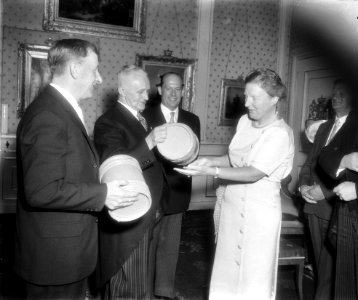 Aanbieden van nieuwe haring aan koningin Juliana de Koning v.l.n.r. schipper Van, Bestanddeelnr 910-4093