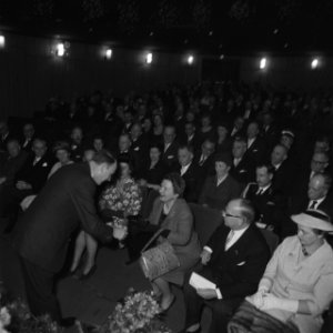 Aanbieden boek aan H M te Gorkum, Bestanddeelnr 912-2340