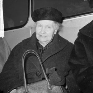 Aankomst mevrouw dr. G. Kurtz op Schiphol, ontvangt Albert Schweitzerprijs (kop), Bestanddeelnr 917-3634