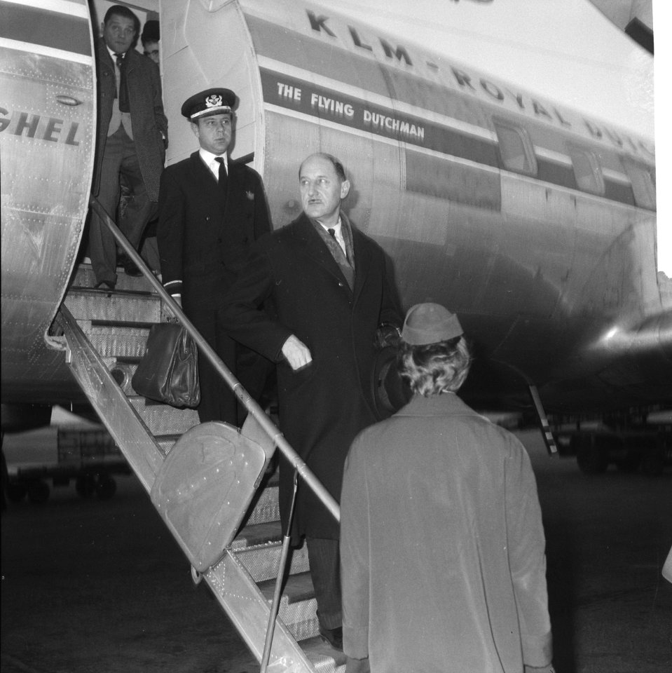 Aankomst minister Luns op Schiphol uit Geneve, Bestanddeelnr 913-4141