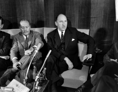 Aankomst minister Luns op Schiphol. Tijdens de persconferentie, Bestanddeelnr 913-0911