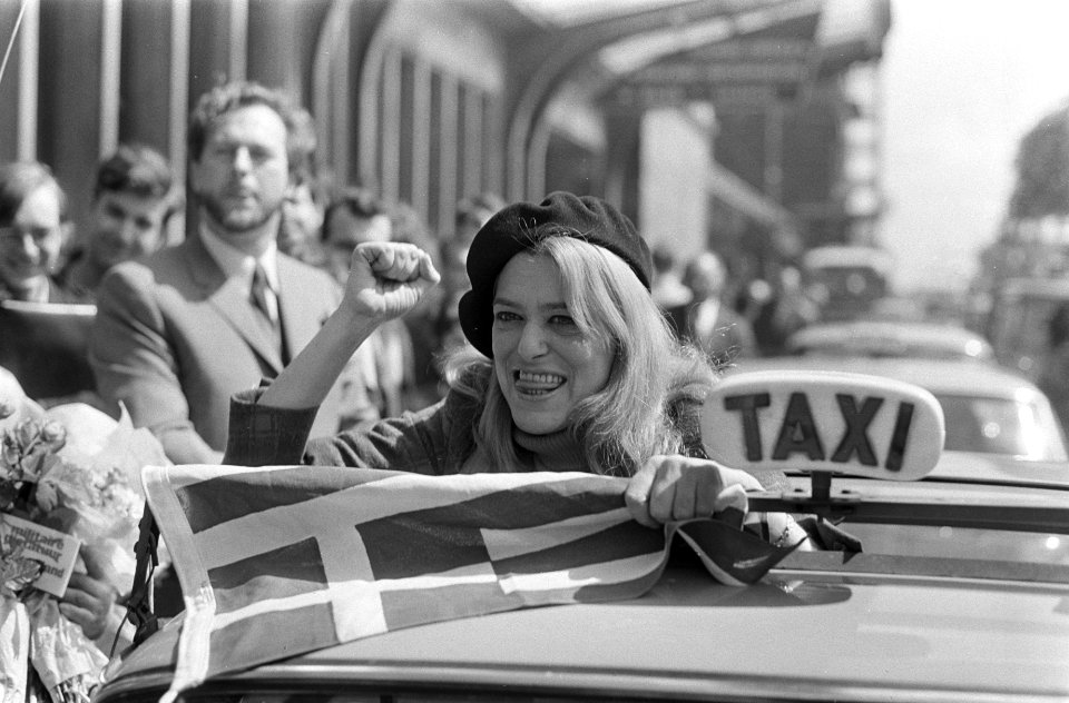 Aankomst Melina Mercouri op CS Amsterdam met baret en Griekse vlag op CS, Bestanddeelnr 921-3496
