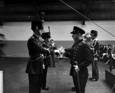 Aanbieden van ceremonieel tenue aan de trompetterkorps der artillerie, Bestanddeelnr 911-4936