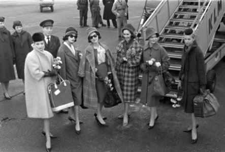 Aankomst mannequins van Pierre Cardin, Bestanddeelnr 910-7684