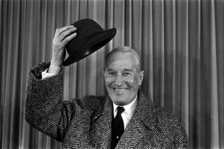 Aankomst Maurice Chevalier op Schiphol, Maurice Chevalier tijdens persconferenti, Bestanddeelnr 921-0562