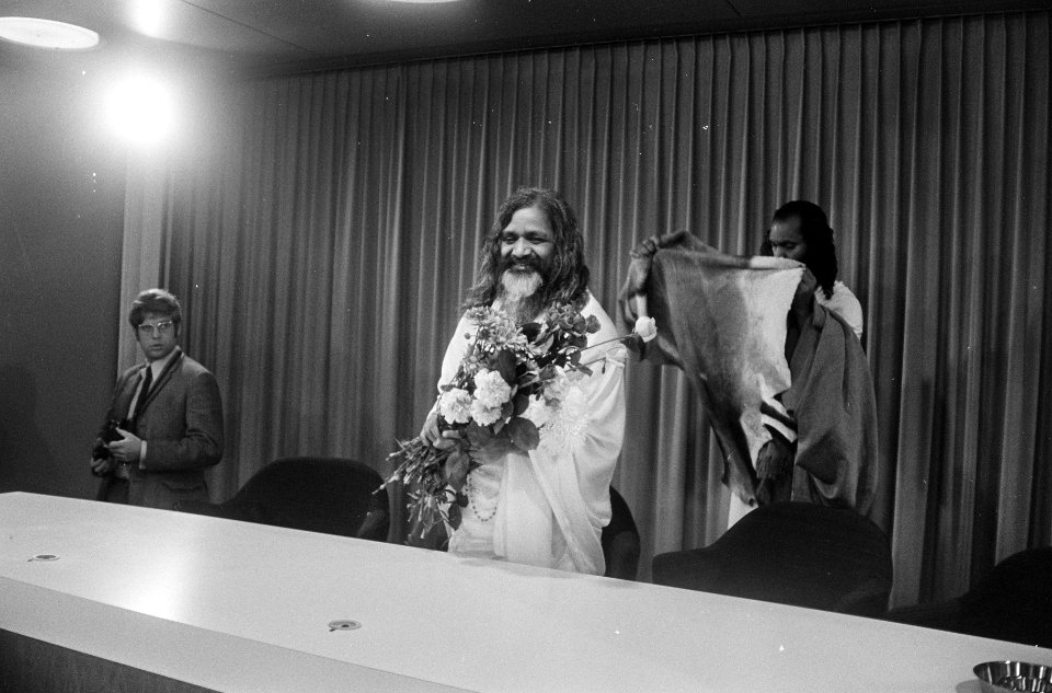 Aankomst Maharish Makesh Yogi op Schiphol. Hier tijdens persconferentie, Bestanddeelnr 920-6588