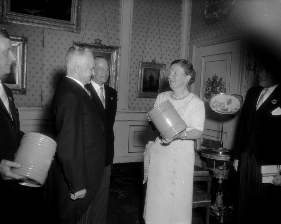Aanbieden van nieuwe haring aan koningin Juliana, Bestanddeelnr 910-4092