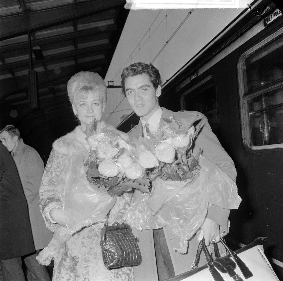 Aankomst Marika Kilius en Hans Jurgen Baumler op het Centraal Station te Amsterd, Bestanddeelnr 916-9789