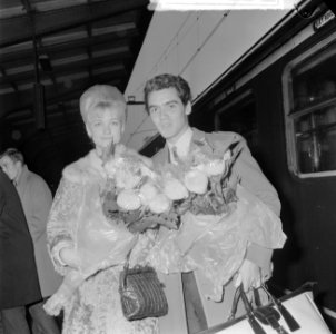 Aankomst Marika Kilius en Hans Jurgen Baumler op het Centraal Station te Amsterd, Bestanddeelnr 916-9789