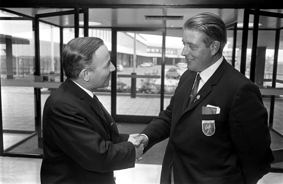 Aankomst Marinus Schoonen (WK-ploegen) op Schiphol, gefeliciteerd door premier d, Bestanddeelnr 921-3261