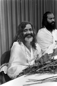 Aankomst Maharish Makesh Yogi op Schiphol. M. M. Yogi vergezeld van Dramayari Do, Bestanddeelnr 920-6591