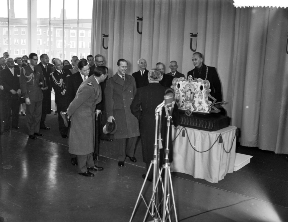 Aanbieden van draaiorgel voor Prins Charles, Bestanddeelnr 909-4400