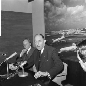 Aankomst minister Luns uit Parijs, hier tijdens persconferentie, Bestanddeelnr 917-9658