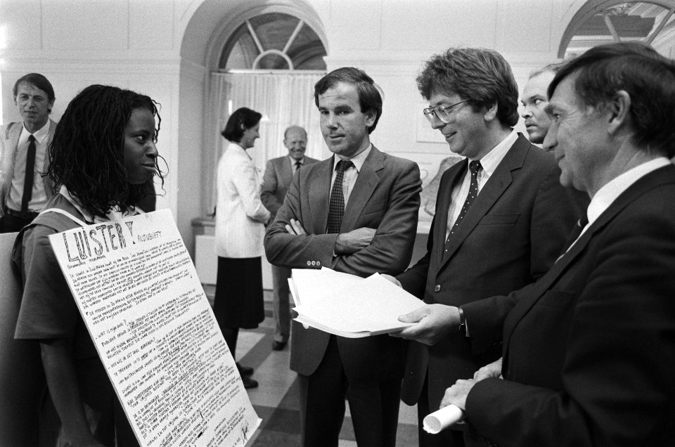 Aanbieden handtekeningen tegen apartheid Zuid Afrika door Hady Guds aan Kamerled, Bestanddeelnr 933-4055