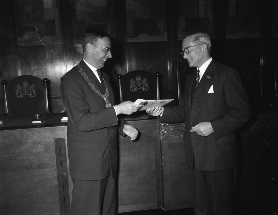 Aanbieden van 35.000ste langspeelplaat aan burgemeester Van Hall door mr. W. F. , Bestanddeelnr 909-6296