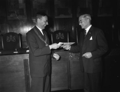 Aanbieden van 35.000ste langspeelplaat aan burgemeester Van Hall door mr. W. F. , Bestanddeelnr 909-6296