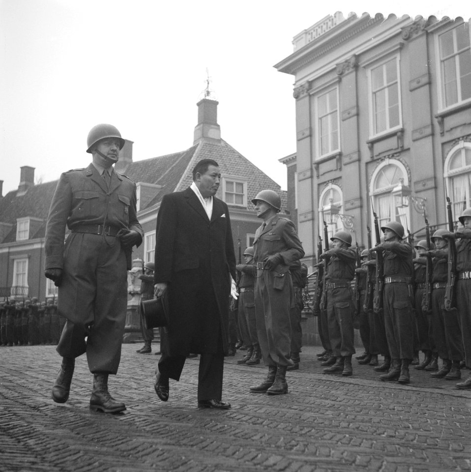 Aanbieden geloofsbrieven door de ambassadeur van Laos, Bestanddeelnr 911-0623