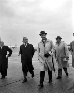Aankomst minister Luns op Schiphol. Op het platform, Bestanddeelnr 913-0908