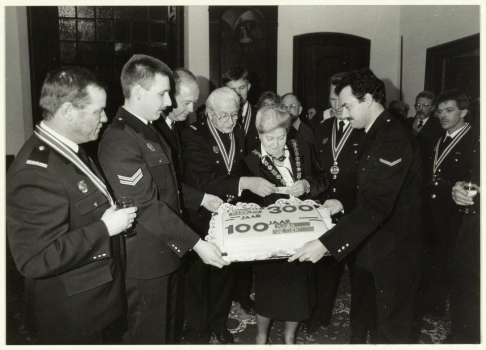 Aanbieden van een taart aan burgemeester Schmitz t.g.v. 300 jaar Haarlemse brandweer. NL-HlmNHA 54031765