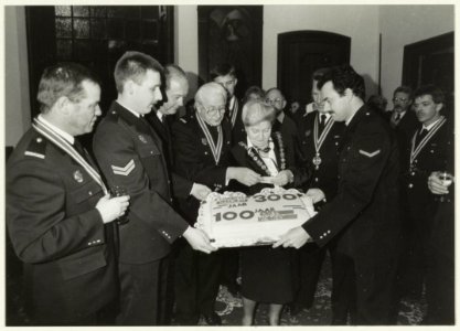 Aanbieden van een taart aan burgemeester Schmitz t.g.v. 300 jaar Haarlemse brandweer. NL-HlmNHA 54031765