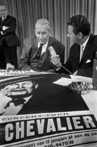 Aankomst Maurice Chevalier op Schiphol, Maurice Chevalier tijdens persconferenti, Bestanddeelnr 921-0563