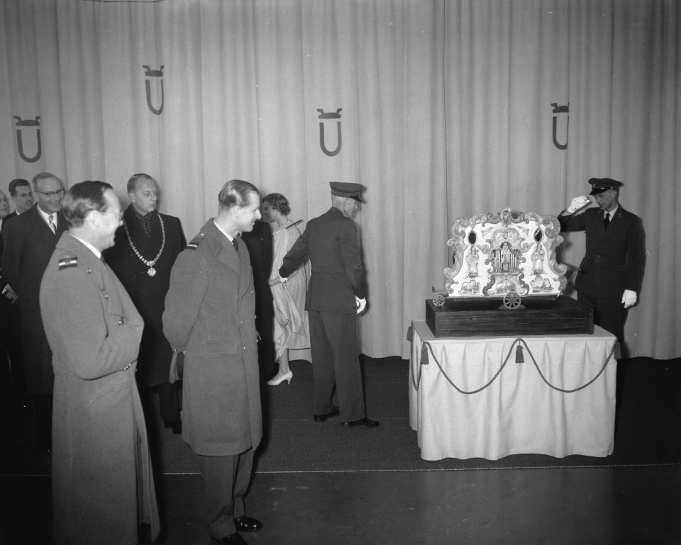 Aanbieden van draaiorgel voor Prins Charles, Bestanddeelnr 909-4393