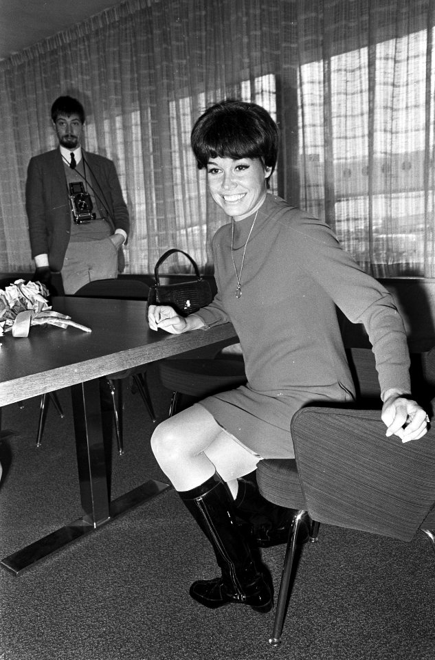 Aankomst Mary Tyler Moore (uit Dick van Dijck show) op Schiphol. Hier tijdens pe, Bestanddeelnr 920-7560