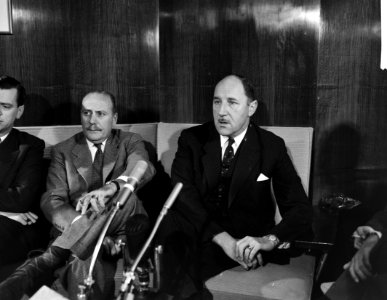 Aankomst minister Luns op Schiphol. Tijdens de persconferentie, Bestanddeelnr 913-0912