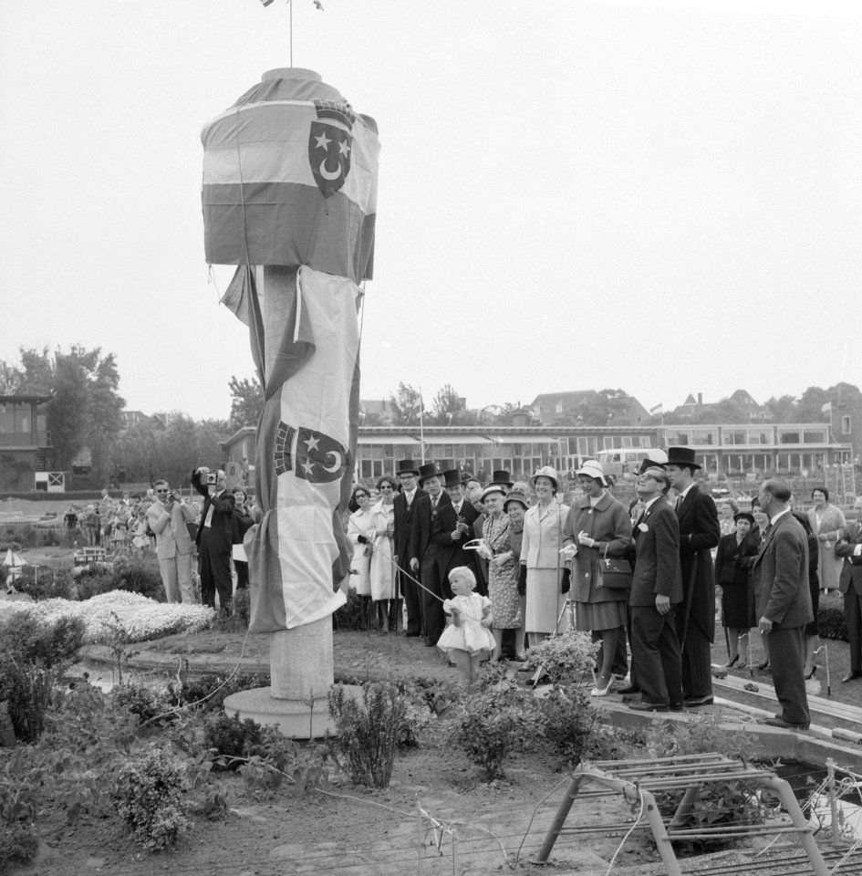Aanbieden van klein model Euromast in Madurodam, door de Katholieke Studentenver, Bestanddeelnr 911-2844