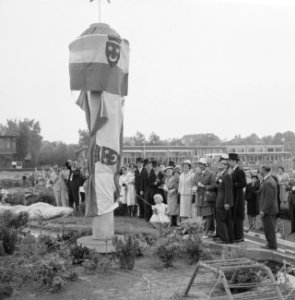 Aanbieden van klein model Euromast in Madurodam, door de Katholieke Studentenver, Bestanddeelnr 911-2844