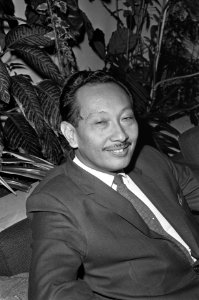 Aankomst Minister Mashuri (kop) van O.V. en W. in Indonesie op Schiphol, Bestanddeelnr 921-7871