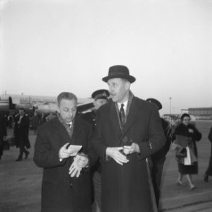Aankomst minister Luns op Schiphol uit Geneve Minister Luns op het platform, Bestanddeelnr 913-4143