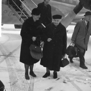 Aankomst mevrouw dr. G. Kurtz op Schiphol, ontvangt Albert Schweitzerprijs (kop), Bestanddeelnr 917-3635