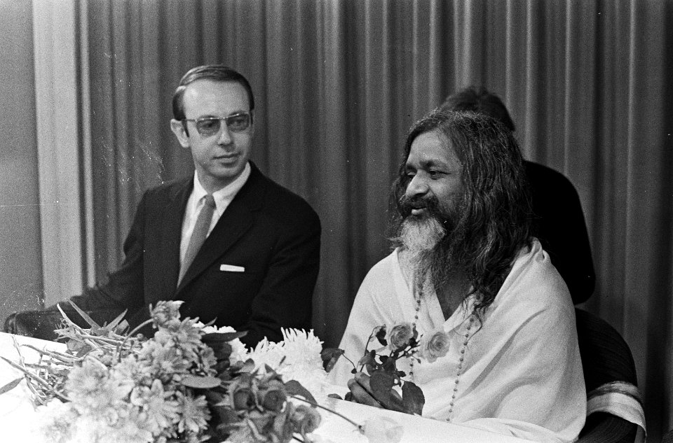 Aankomst Maharish Makesh Yogi op Schiphol. M. M. Yogi vergezeld van Dramayari Do, Bestanddeelnr 920-6590