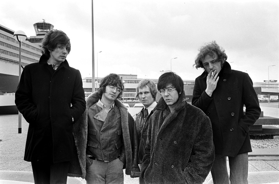 Aankomst Manfred Mann (tweede van rechts) en zijn groep op Schiphol, Bestanddeelnr 921-1860