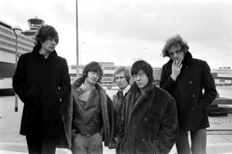 Aankomst Manfred Mann (tweede van rechts) en zijn groep op Schiphol, Bestanddeelnr 921-1860