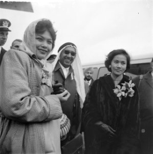 Aankomst Maleise filmsterren op Schiphol, de beide filmsterren op het platform, Bestanddeelnr 911-9720