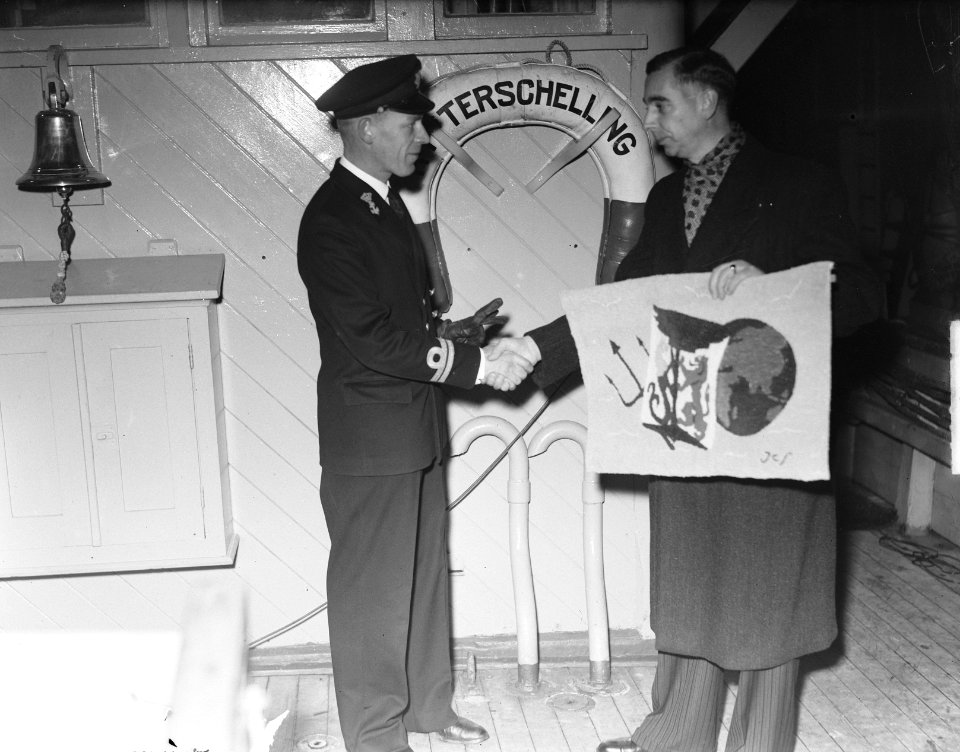 Aanbieden wapenschild aan de Hr. Ms. Terschelling door burgemeester van Terschel, Bestanddeelnr 904-2964